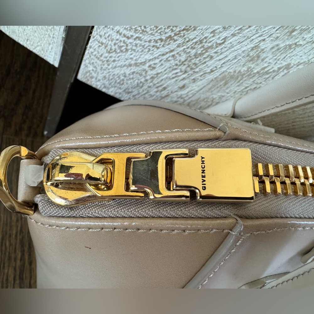 Givenchy Antigona Small in Dust Grey - Picture 7 of 8